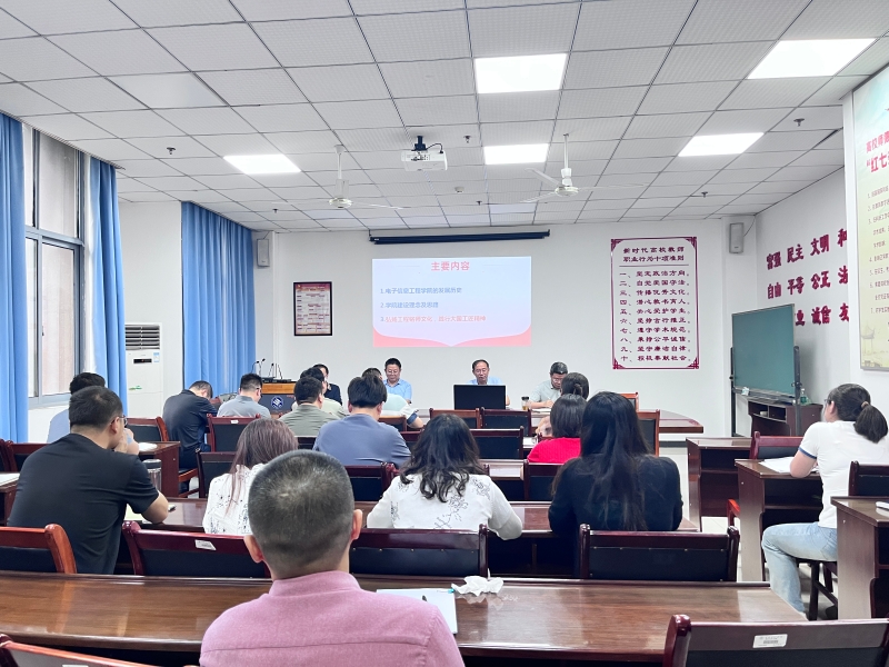 党员经理讲党课.jpg
