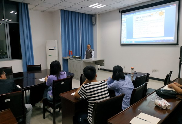 讲座照片IMG_20180925_191157_调整大小.jpg