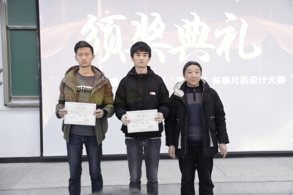 1578564138321027068.jpg 石东平经理为高年级组一等奖颁奖.jpg