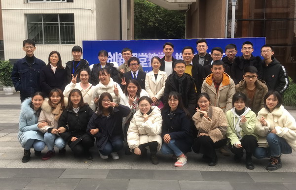 1578991613515034837.jpg 任老师和员工团队+1.jpg